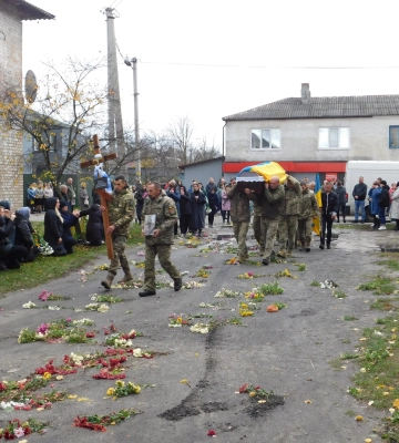 У Зарічному під час похорону солдата дорогу встеляли квітами (ФОТО)