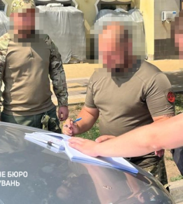 Изготавливал документы для выезда уклонистов за границу: будут судить военкома из Донецкой области