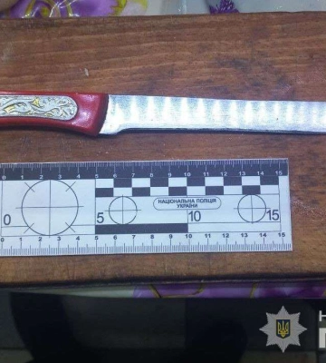 У Дніпрі літній охоронець кафе вдарив ножем відвідувача