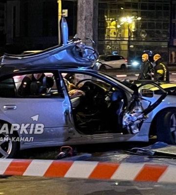 На Героев Харькова авто врезалось в столб. Водителя вырезали спасатели (видео)