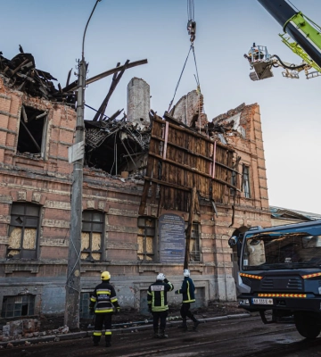 Атака дронів на Харків. ДСНС показала, як розбирають завали коледжу 