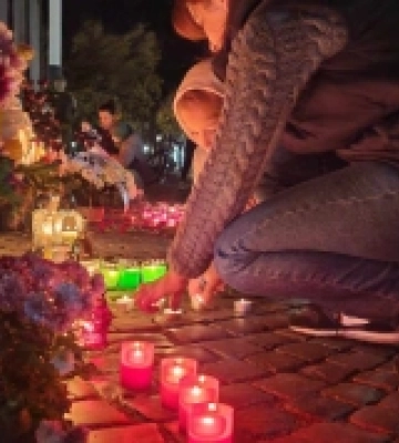На головній площі Мукачева містяни запалюють свічки пам’яті (відео)