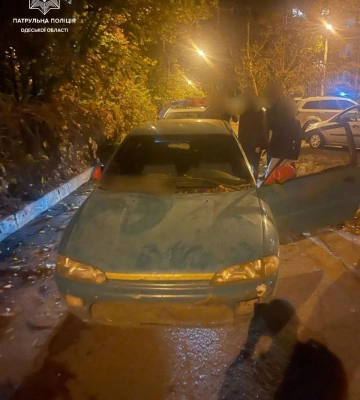 В Одесі два чоловіки та жінка викрали припаркований автомобіль