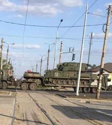 Війська рф активно переміщують техніку з Маріуполя в напрямку Токмака. ВIДЕО