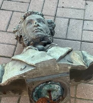 В Киеве снова разрисовали памятники Пушкину и Щорсу: требуют их снести. Фото