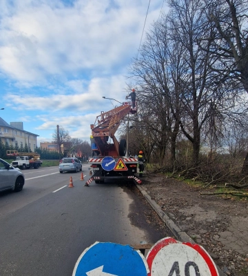 Міськсвітло відновлює дроти, які у Рівному пообривав сильний вітер