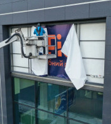 Цього тижня комунальники продовжать прибирати незаконну рекламу з вулиць Києва (адреси)