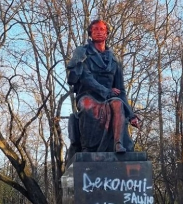 У Києві знову розмалювали пам’ятники Пушкіну та Щорсу: вимагають їх знести. Фото