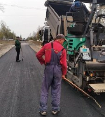 На місцевих дорогах Миколаївщини продовжуються ремонтні роботи