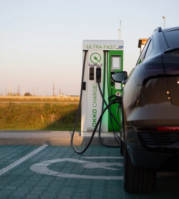 ОККО розгорнули мережу швидкісних електрозарядок на основних автошляхах