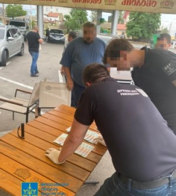 У Миколаєві судитимуть посадовця Держпродспоживслужби, який вимагав хабар за здійснення впливу