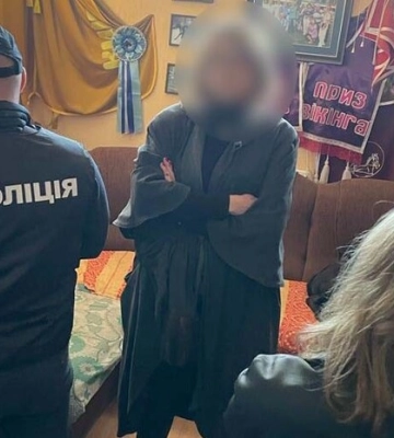 Вимагала хабар за зберігання гуманітарки: затримано посадовицю столичного іподрому