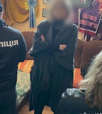 Вимагала хабар за зберігання гуманітарки: затримано посадовицю столичного іподрому