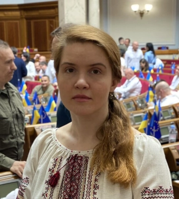 Безуглая усомнилась, что у Залужного было время на написание диссертации. В ответ он ее "забанил", заявила нардеп Безуглая усомнилась, что у Залужного было время на написание диссертации. В ответ он ее "забанил", заявила нардеп