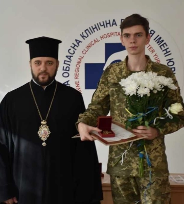 Митрополит у Рівному нагородив медиків, які працюють на передовій