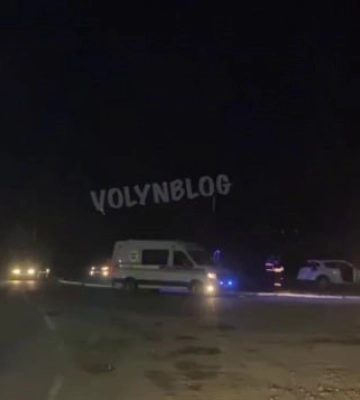 Водій не пропустив швидку: у Луцьку авто виїхало на кільце