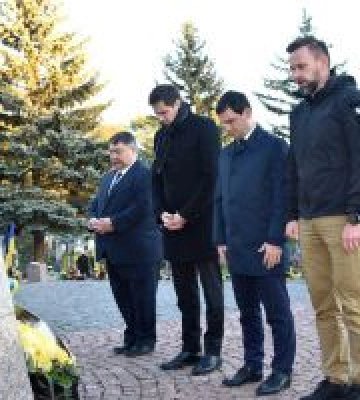 Попри непрості відносини між урядами співпраця на регіональному рівні триває