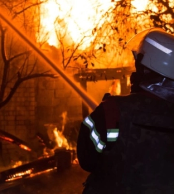 У Харкові через атаку безпівлотників спалахнула масштабна пожежа