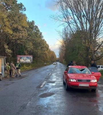 На Закарпатті водій “Audi” збив прикордонника на блокпості