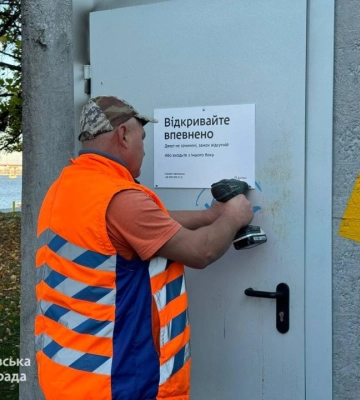 «Двері незамкнені, замок відсутній»: у Дніпрі на мобільні укриття почепили таблички з інструкцією