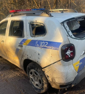 Россияне на Харьковщине сбросили гранату с дрона на автомобиль полицейских