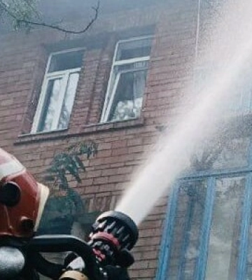 У Полтаві горіла багатоповерхівка: два відділення надзвичайників гасили пожежу
