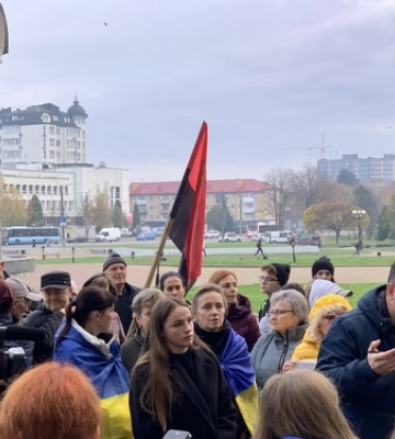 До Волинської ОВА прийшли люди з акцією протесту (ФОТО)