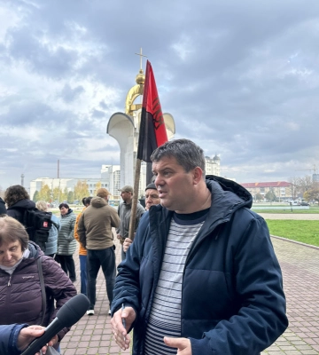 До Волинської ОВА прийшли люди з акцією протесту (ФОТО)