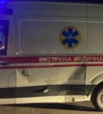 На Дубнівській водійка не надала дорогу швидкій та зіткнулася з нею