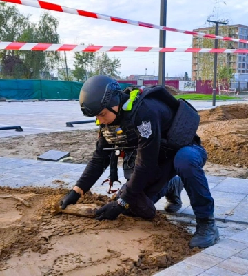 Піротехніки знешкодили мінометну міну, яку виявили в Ужгороді (ФОТО)