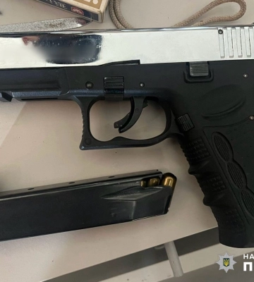 Одеські правоохоронці знайшли у двох чоловіків вдома зброю та наркотики, - ФОТО
