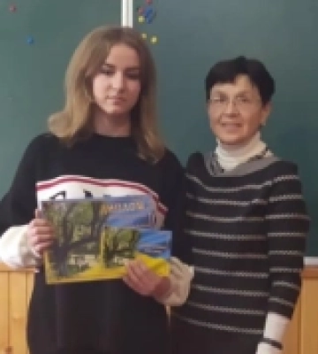 Краща учениця школи Шацької громади на Волині отримала нагороду від професорки ВНУ