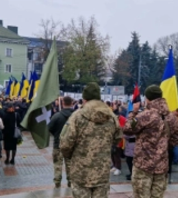 На рівненському майдані Незалежності сьогодні попрощалися з Тарасом Давидюком