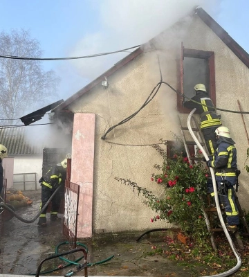 Не пустили вогонь в хату: у Володимирському районі рятувальники приборкали пожежу в господарській споруді