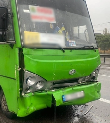 У Києві зіткнулись дві маршрутки: постраждали сім людей