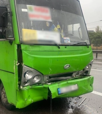 У Києві зіткнулись дві маршрутки: постраждали сім людей