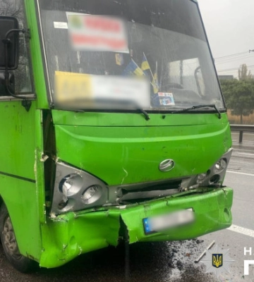 В Киеве столкнулись две маршрутки: пострадали семь человек