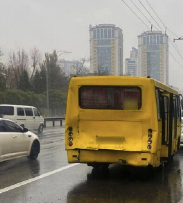 В Киеве столкнулись две маршрутки: пострадали 7 пассажиров