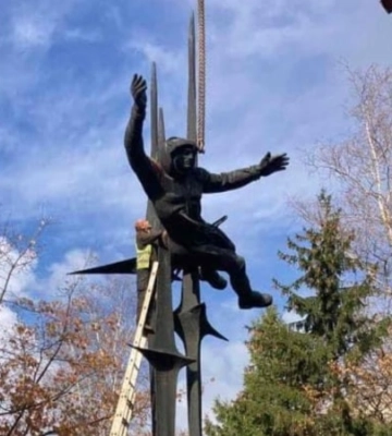 Во Львове снесли скульптуру, установленную в честь советской космонавтки