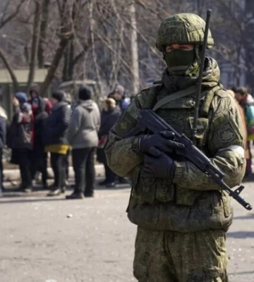 На оккупированных территориях Запорожской области мужчинам вместе с паспортом РФ выдают повестку
