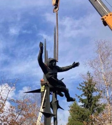 Во Львове снесли скульптуру, установленную в честь советской космонавтки
