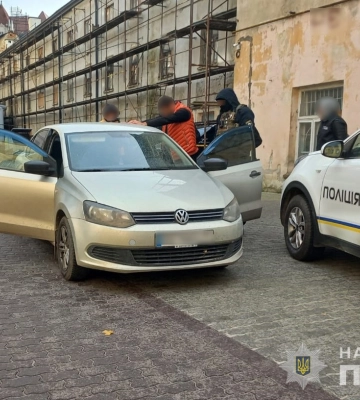 Приревнував до дружини: у Луцьку двоє чоловіків підпалили автівку