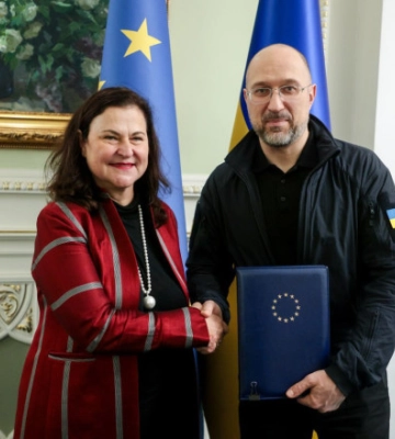 Украина официально получила отчет ЕС, рекомендующий начать переговоры о вступлении в Евросоюз — Шмыгаль