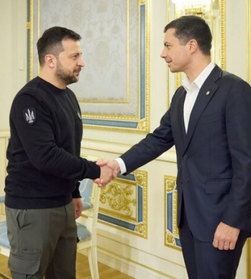 Зеленський із міністром транспорту США обговорив гуманітарний маршрут у Чорному морі (відео)
