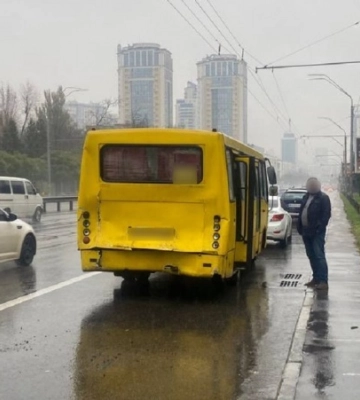 У Києві зіткнулись дві маршрутки: постраждали сім людей