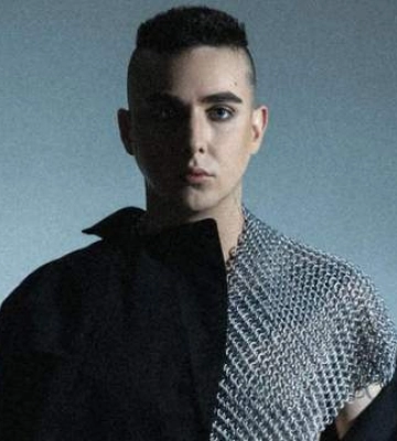 З вуличними музикантами: MELOVIN вперше заспівав нову пісню в центрі Львова