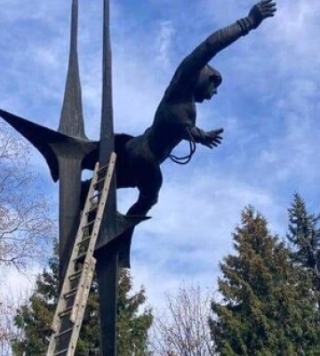У Львові демонтували скульптуру "Космонавтика", встановлену на честь Терешкової. ФОТО