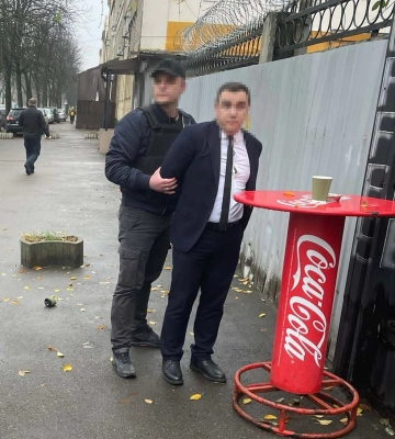 Организовывал &quot;зеленые коридоры&quot;: в Киеве на взятке задержали топ-чиновника Гостаможни 