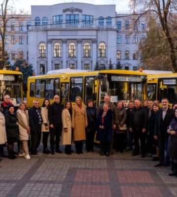 Ще 11 шкільних автобусів від міжнародних партнерів передали ліцеям та гімназіям Дніпропетровщини