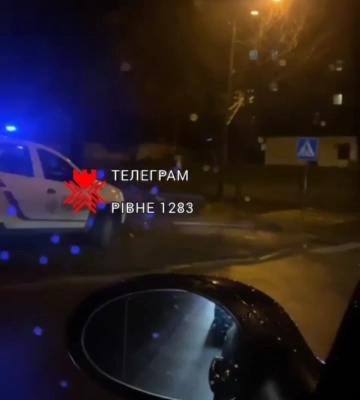 На одній з вулиць Рівного хтось збив світлофор